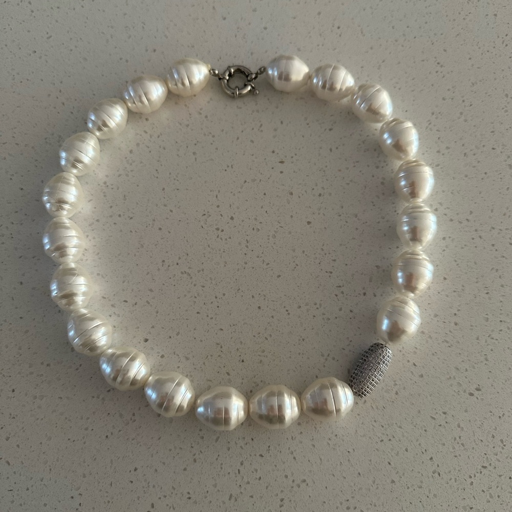 Elegant Pearl Necklace with Silver Accent